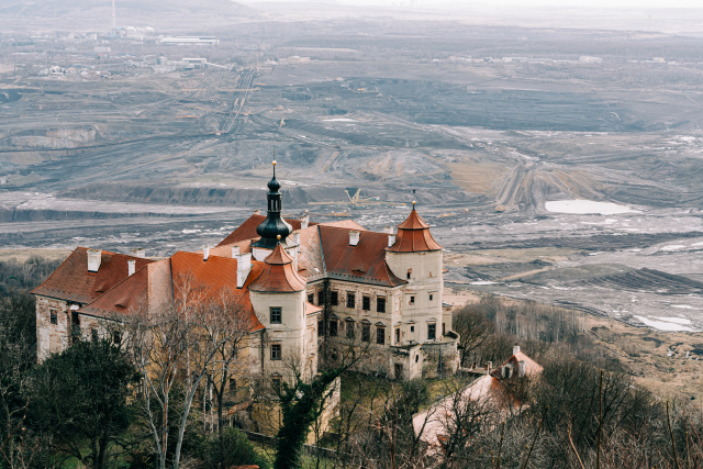 Zámek Jezeří v Krušných horách, v pozadí hnědouhelný důl Československé armády na Mostecku (ČTK/Vatka Jiří)