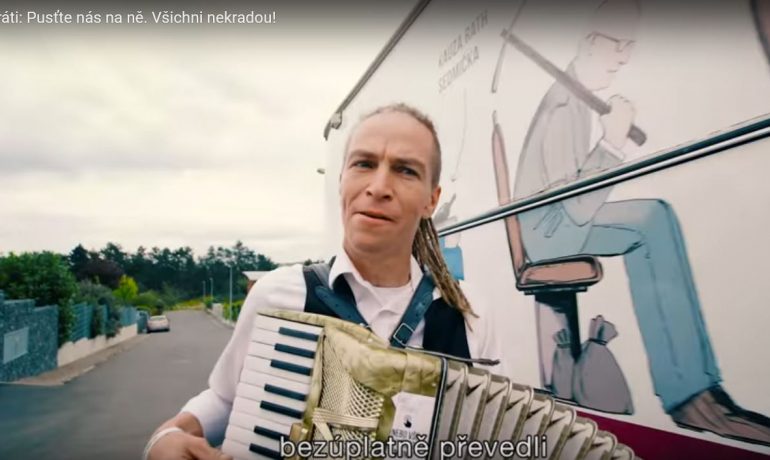 Předseda Pirátů Ivan Bartoš a jeho „vězeňský autobus“ ve známém předvolebním klipu z roku 2017 (screenshot youtube Pirátů)
