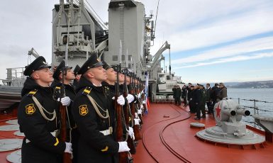 V. V. Putin na palubě křižníku Maršál Ustinov během cvičení Černomořské flotily (Kancelář prezidenta RF (Kremlin.ru))