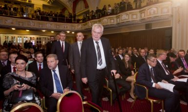 Miloš Zeman kráčející - Andrej Babiš sedící (Den podnikatelů ČR, Praha, 13. 11. 2014) (ČTK/Šimánek Vít)