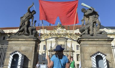 Rudé trenky jako symbol Zemanova prezidentství – demonstrace před Pražským hradem (2019) (ČTK/Říhová Michaela)