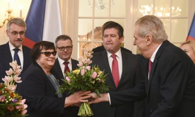 Zemanova kytice pro Benešovou – návštěva vlády v Lánech (24. 2. 2020) (ČTK/Kamaryt Michal)