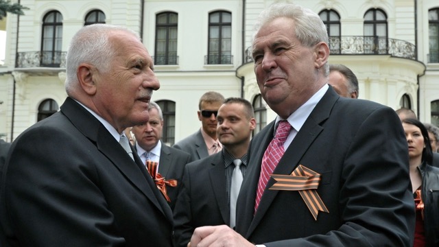 Václav Klaus a Miloš Zeman se svatojiřskou stužkou, symbolem ruského imperialismu (ČTK)