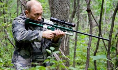 Putin s uspávací puškou číhá na tygra ussurijského (2008) (Úřad vlády RF (wikimedia commons))