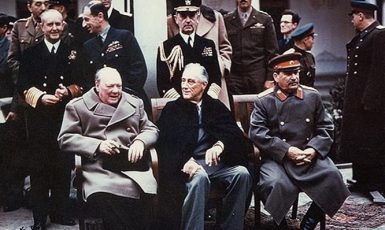Churchill, Roosevelt a Stalin, někdejší Hitlerův spojenec (Jalta, únor 1945) (U.S. National Archives (wikimedia commons))