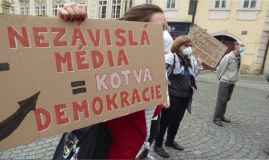 Demonstrace za nezávislost České televize na Malostranském náměstí v Praze. (Jiří X. Doležal)