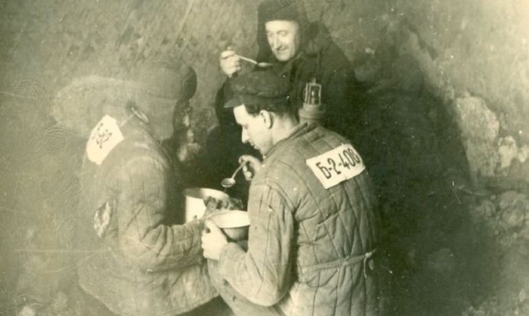 Političtí vězni obědvají v uhelném dole Intalag v roce 1955. (commons.wikimedia.org/CC BY 4.0)