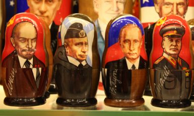 Politické svobody mizí, ale Putinův kult kvete. Matrjošky na moskevském Arbatu. (ČTK/Ruml Miloš)