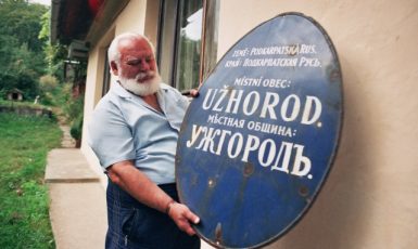 Ondřej Demeter z Užhorodu uchovává jako poklad ceduli z časů, kdy byla Podkarpatská Rus součástí Československa (ČTK/Moravec David)