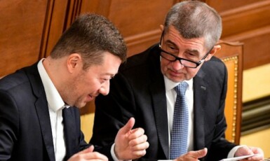 Andrej Babiš (ANO) a Tomio Okamura (SPD) na schůzi poslanecké sněmovny 19. prosince 2018 (ČTK)