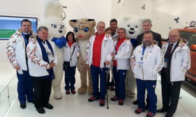 Prezident Zeman s manželkou Ivanou na olympiádě v ruském Soči s plyšovými maskoty, Mynářem, Nejedlým, Dukou, Remkem, Kmoníčkem a Forejtem (9. 2. 2014) (ČTK/PR/KPR/Jiří Ovčáček)