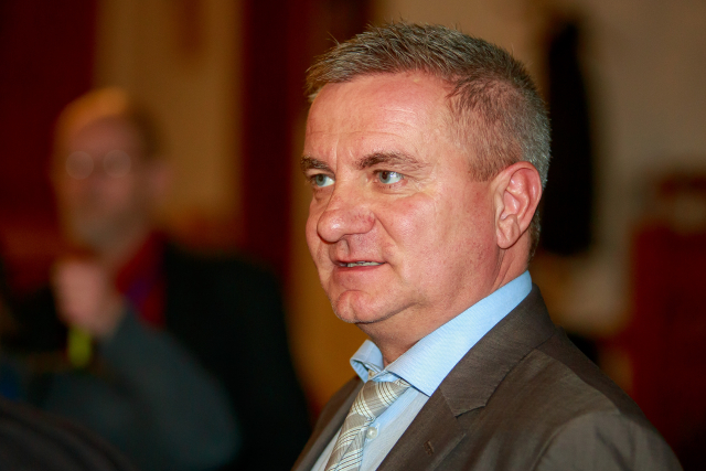 Ve srubu Vratislava Mynáře se našla nelegální zbraň. Případ řeší policie
