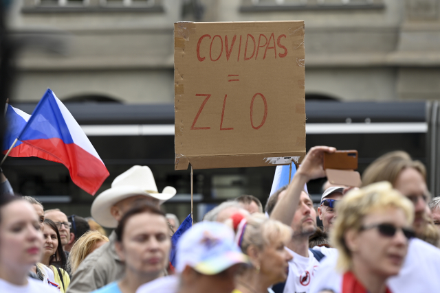 Lidé demonstrují 9. června 2021 na pražském Malostranském náměstí kvůli opatřením a covidovým certifikátům. Protesty pořádaly hnutí Chcípl PES i Volný blok. (ČTK)