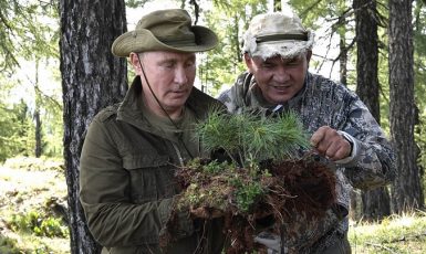 Putin a jeho ministr obrany Šojgu na společné dovolené kdesi v asijském Rusku (2018) (President of Russia (kremlin.ru))