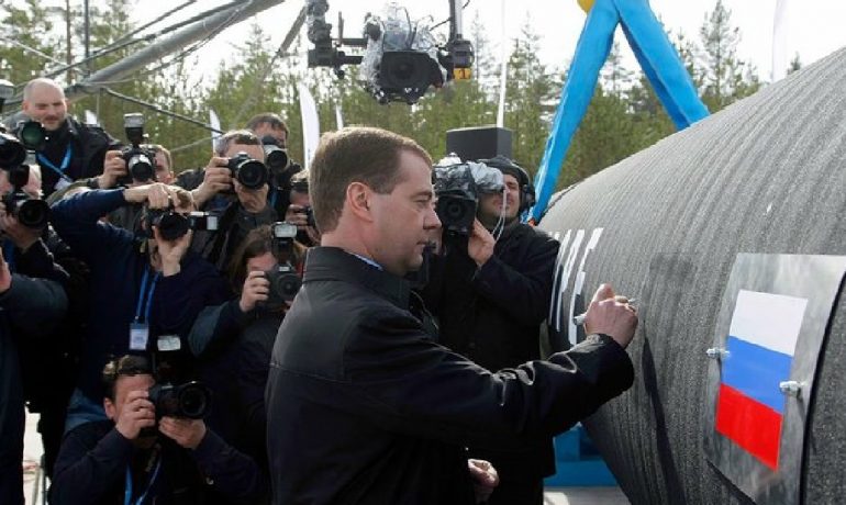 Tehdejší ruský prezident Dmitrij Medveděv oficiálně zahajuje pokládku potrubí plynovodu Nord Stream 2 v podvodním úseku dne 9. dubna 2010 (The Presidential Press and Information Office / Wikimedia Commons / CC-BY 4.0)