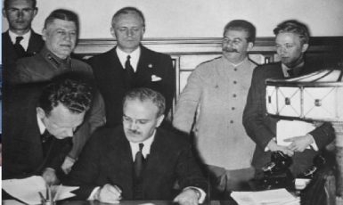 Podpis smlouvy o neútočení mezi nacistickým Německem a SSSR v Moskvě 23. srpna 1939. (commons.wikimedia.org/public domain)