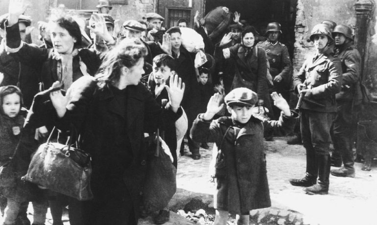 Polští Židé zajatí Němci během povstání ve varšavském ghettu, květen 1943. (Wikimedia Commons/public domain)