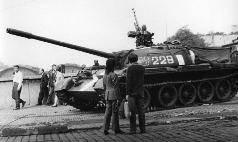 Okupační sovětský tank v Praze v srpnu 1968. (commons.wikimedia.org/František Dostál´s archive/CC BY-SA 4.0)