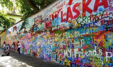 Lennonova zeď v Praze. (Pixabay/JuSa2000)