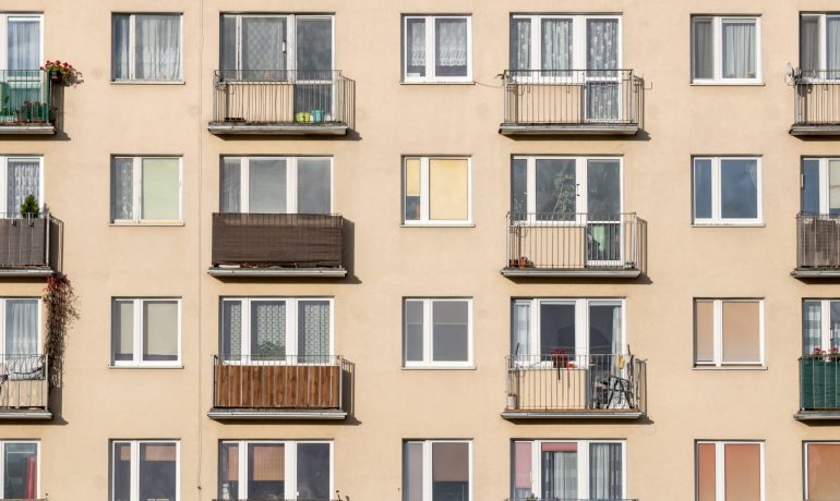 Průměrný pražský byt nyní stojí zhruba 8 600 000 Kč (AdobeStock / bzyxx)