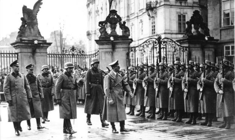 Německý tyran Adolf Hitler v okupované Praze (15. březen 1939) (Deutsches Bundesarchiv (wikimedia commons))