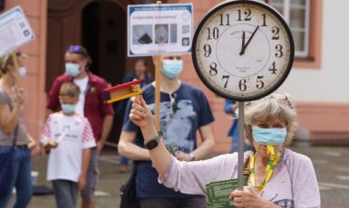 V Německu jsou běžné demonstrace občanů-rodičů týkající se školství a vzdělávání (Mohuč, 10. 7. 2021) (ČTK/DPA/Frank Rumpenhorst)