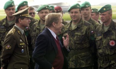 Prezident Václav Havel se na letišti v Praze-Ruzyni loučí s českými vojáky odlétajícími do Afghánistánu v rámci mise ISAF (24. dubna 2002) (ČTK/Krumphanzl Michal)