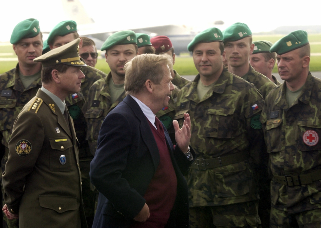 Prezident Václav Havel se na letišti v Praze-Ruzyni loučí s českými vojáky odlétajícími do Afghánistánu v rámci mise ISAF (24. dubna 2002) (ČTK/Krumphanzl Michal)