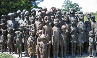 Památník dětských obětí v Lidicích (wikimedia commons)