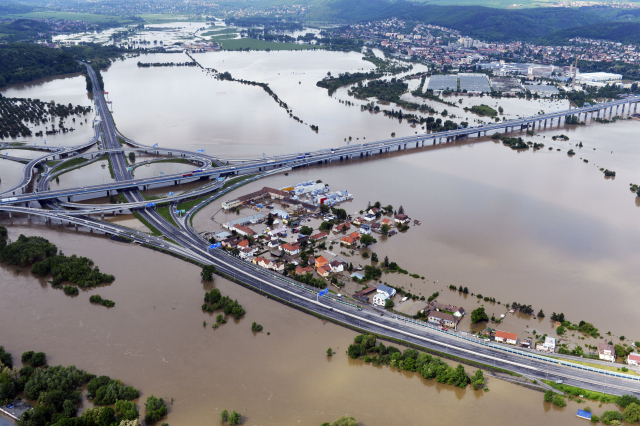Soutok Vltavy a Berounky v pražských Lahovicích během povodně roku 2013 (ČTK/Šimánek Vít)