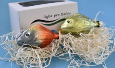 Vsetínská firma Irisa začala v rámci benefičního projektu Ryby pro Bečvu vyrábět vánoční ozdoby s cílem podpořit oživení řeky postižené podivnou ekologickou katastrofou (ČTK/Glück Dalibor)