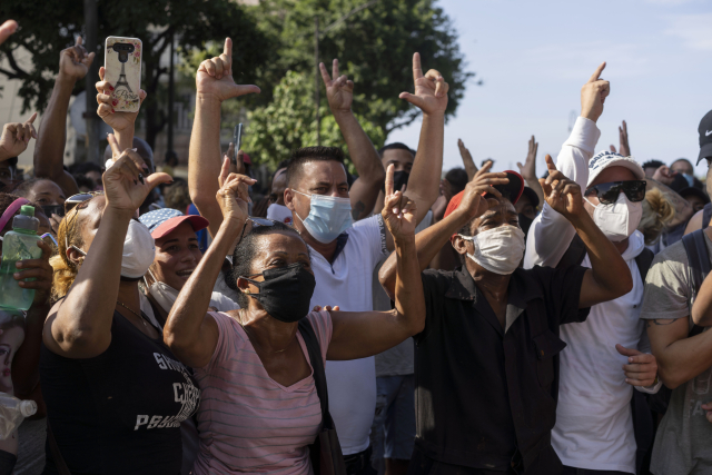 Demonstranti vyšli do ulic v několika městech na Kubě na protest proti vládě a vysokým cenám potravin (ČTK/AP/Eliana Aponte)