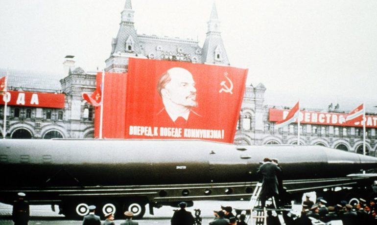 SSSR v dobách své slávy. Vojenská přehlídka na Rudém náměstí v roce 1964. (commons.wikimedia.org/ public domain)