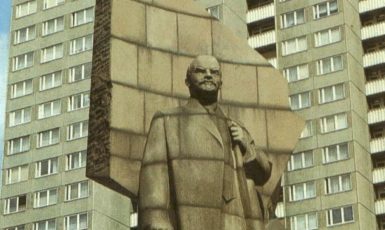 Socha Lenina vztyčená východoněmeckou marxisticko-leninskou vládou na Leninově náměstí ve východním Berlíně (odstraněna v roce 1992). (commons.wikimedia.org/public domain)