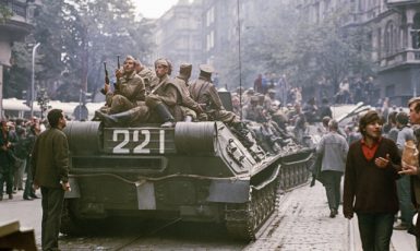 Sovětští vojáci v pražských ulicích 21. 8. 1968 – počátek dvacetileté okupace Československa (ČTK/Fotobanka ČTK/Hajský Libor)