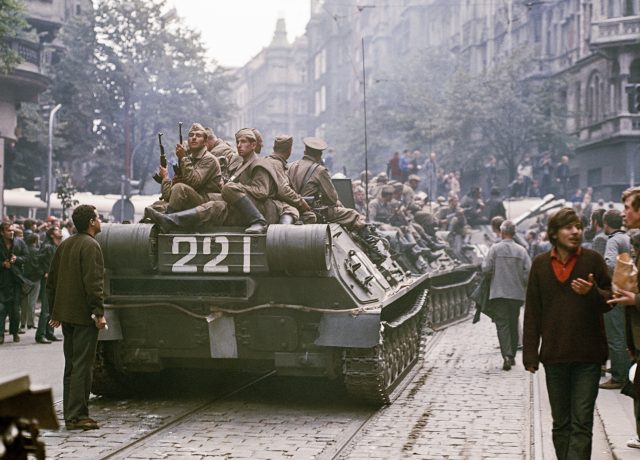 Sovětští vojáci v pražských ulicích 21. 8. 1968 – počátek dvacetileté okupace Československa (ČTK/Fotobanka ČTK/Hajský Libor)