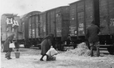 Maďaři přesídlení z města Gúta (dnes Kolárovo) na nádraží v Mladé Boleslavi (1947) (wikimedia / National Archives of Hungary Budapest)