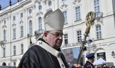 Kardinál Dominik Duka, arcibiskup pražský a primas český, před Arcibiskupským palácem (ČTK/Doležal Michal)