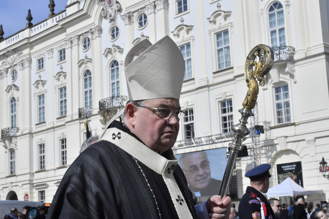 Kardinál Dominik Duka, arcibiskup pražský a primas český, před Arcibiskupským palácem (ČTK/Doležal Michal)
