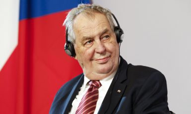 Občasný výlet do zahraničí stárnoucího Miloše Zemana vždy potěší (Vídeň, 10. 6. 2021) (ČTK/AP/Lisa Leutner)