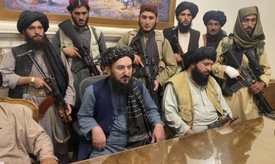 Tálibánští bojovníci poté, co převzali kontrolu nad prezidentským palácem v Kábulu (ČTK/AP/Zabi Karimi)