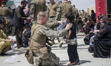 Na letišti v Kábuli bylo stále mnoho lidí, kteří doufali, že se jim podaří zemi opustit. (ČTK/AP/Sgt. Samuel Ruiz)