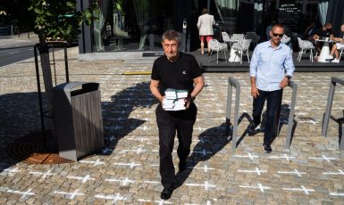 Andrej Babiš v Průhonicích. Kříže na zemi symbolizují oběti koronaviru (Ray Baseley / se svolením autora)