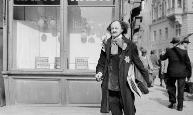Robert Guttmann v ulicích Starého Města pražského za protektorátních časů (1941) (wikimedia commons)
