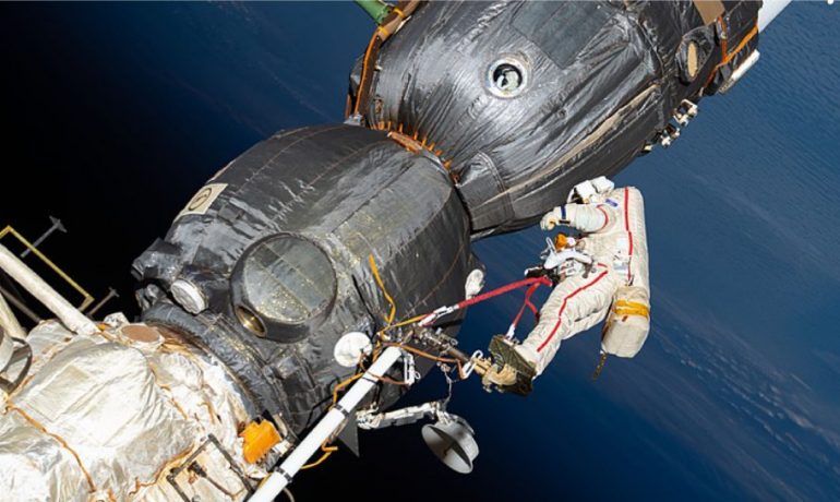 Ruský kosmonaut Oleg Kononěnko kontroluje povrch kosmické lodě Sojuz MS-09.  (commons.wikimedia.org/public domain)