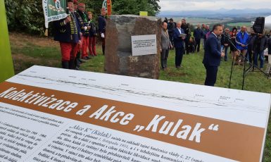 Památník obětem komunistické akce Kulak pod Řípem. Při odhalení promluvil i Marian Jurečka. (FORUM24/Michal Závada)