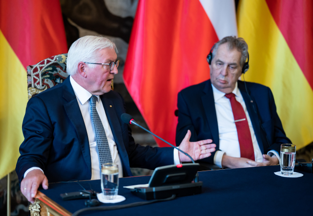 Miloš Zeman přivítal v srpnu 2021 v Praze německého prezidenta Franka-Waltera Steinmeiera (ČTK/DPA/Bernd von Jutrczenka)