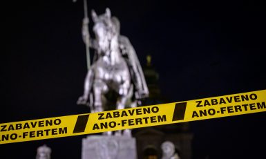 Spolek Milion chvilek ráno připravil v desítkách měst po celé ČR happening s názvem "Zabaveno ANO-FERTEM" (Milion chvilek pro demokracii, se svolením autora)