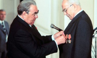 Rudý car Brežněv dekoruje na Pražském hradě svého místodržícího Husáka Řádem říjnové revoluce (31. 5. 1978) (ČTK)