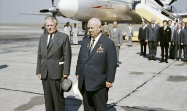 Prolhaný sovětský vůdce Chruščov na inspekci u Antonína Novotného v československé gubernii (Praha, 27. 8. 1964) (ČTK)